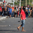 Habitantes de Tecun Uman  Guatemala  se enfrentan con migrantes hondurenos.-EFE