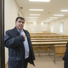 Juan ManuelManso y Alfonso Murillo, durante la visita a uno de los pabellones.-RAÚL G. OCHOA