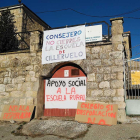 Los manifestantes colocaron pancartas a las puertas del centro.-L.V.
