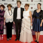 Ori Esteban (d.) junto a la directora, Elena Cánovas, y otros miembros de la compañía, el lunes en Valencia.-Biel Aliño