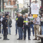 Vecinos de La Bureba se manifiestan frente a la Subdelegación del Gobierno.-SANTI OTERO