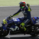 Valentino Rossi (Yamaha) saluda, feliz, a sus aficionados tras lograr la pole en Mugello.-AP