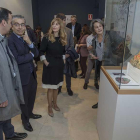 Mar Sancho (i.) con Antón (i.), Roberto Saiz y la directora, Marta Negro, durante la inauguración de la exposición.-Santi Otero