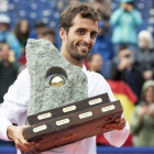 El tenista Albert Ramos con el trofeo del Torneo de Gstaad.-