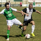 Aitor Granados protege el balón ante un jugador del Cacereño, ayer-CARLOS CASARES / EL PERIÓDICO DE EXTREMADURA