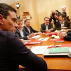 Pedro Sánchez, reunido con el equipo negociador del PSOE, este viernes en el Congreso.-JUAN MANUEL PRATS