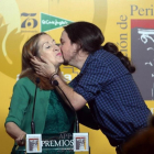 El líder de Podemos, Pablo Iglesias, besa a la presidenta del Congreso, Ana Pastor, durante el acto de entrega de los premios de la Asociación de Periodistas Parlamentarios, este martes en Madrid.-EFE / JUAN CARLOS HIDALGO