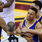 El base de los Warriors, Stephen Curry, se encara con un árbitro durante el sexto partido de la final de la NBA-JASON MILLER / AFP