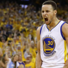Curry celebra una canasta en la victoria de los Warriors ante los Thunder (96-88)-AFP