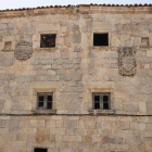 Los escudos heráldicos de la Casona de los Torres recuerdan la historia de la villa.-G. González