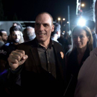 El ministro de Finanzas griego, Yanis Varoufakis, durante la manifestación por el 'no' este viernes en la plaza Sintagma de Atenas.-Foto: AFP / ARIS MESSINIS
