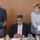 El ministro de Exteriores alemán, Frank-Walter Steinmeier (i), el ministro alemán de Economía, Sigmar Gabriel (c), y la canciller alemana, Angela Merkel (d), a su llegada a una reunión semanal del gabinete.-EFE