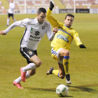 Armiche trata de zafarse de la entrada de un jugador de la Arandina en el choque de Copa Federación disputado en El Plantío-I. L. Murillo