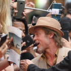 El actor, de 55 años, dedicó un rato a firmar autógrafos y a fotografiarse con los asistentes.-EFE