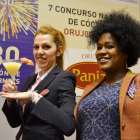 La burgalesa (izq) junto a la presidenta de la Asociación de Sumilleres de Burgos, Alba Nely Rosso (dch).-ECB