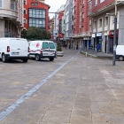 Turismos y furgonetas aparcan en la plaza Vega de Burgos, a cualquier hora del día, aunque solo se permita la carga y descarga en la calle San Cosme. ECB
