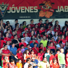 La afición del Mirandés, durante un partido en Anduva.-JOSÉ ESTEBAN EGURROLA