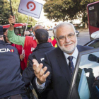 El expresidente de Les Corts Juan Cotino, recibido al grito de '¡Al infierno!' en el juzgado.-Foto: MIGUEL LORENZO