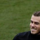 Bale sonríe durante el entrenamiento del Madrid este viernes en la ciudad deportiva de Valdebebas.-JAVIER LIZON / EFE