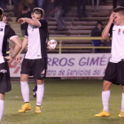 Varios jugadores blanquinegros se lamentan después de uno de los goles que logró la Cultural ayer en El Plantío.-SANTI OTERO