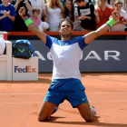 Rafael Nadal, de rodillas sobre la pista, celebra su victoria en la Final de Hamburgo ante Fabio Fognini.-Foto:   EFE / DANIEL REINHARDT