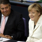 Gabriel (izquierda) y la cancillera Merkel, en una sesión parlamentaria en el Bundestag, en Berlín, este martes.-Foto: AP / MICHAEL SOHN