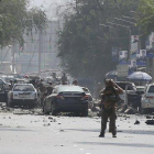 Coches dañados en el sitio del atentado suicida, con furgoneta bomba en el centro de Kabul, Afganistán.-AGENCIAS