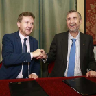 Javier Lacalle y Manuel Pérez Mateos firman el convenio de colaboración.-RAÚL G. OCHOA