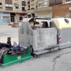 Contenedores calcinados en Miranda de Ebro en agosto de 2015, un año aciago para el mobiliario urbano.-E. M.