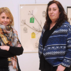 Bárbara García (i.) y Mercedes Chico, delante de sus grabados, que claman por metrópolis más amables.-Israel L. Murillo