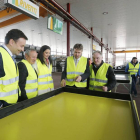Javier Lacalle con los dirigentes de Riventi durante la visita a la fábrica-Raúl G Ochoa