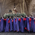 Los cofrades de la Coronación de Espinas y de Cristo Rey llevan en andas el paso de Jesús en la borriquilla.-SANTI OTERO