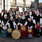 Foto de familia de los componentes del Centro Gallego mirandés.-