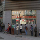 Cola en una oficina de empleo de Madrid.-Foto: AP