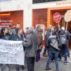 Las protestas frente a la sede de Bankinter se prolongaron durante la mañana hasta la firma de la subrogación del alquiler.-ISRAEL L. MURILLO