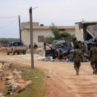 Soldados sirios patrullan en una localidad recién ocupada en los alrededores de Alepo.-AFP / GEORGE OURFALIAN