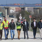 El alcalde, en el centro, recorreo el trazado de la vía verde con los concejales Jorge Berzosa y Daniel de laRosa y con técnicos municipales.-RAÚL G. OCHOA