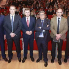 Autoridades y premiados posan para una foto de familia momentos antes del inicio del acto.-RAÚL G. OCHOA