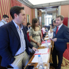 El alcalde, Javier Lacalle, charlaba antes de empezar el Pleno con los concejales socialistas De la Rosa y Barrio.-RAÚL G. OCHOA