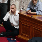 El ministro griego de Finanzas, Yanis Varufakis, asiste a una sesión en el Parlamento en Atenas, Grecia.-Foto:   AFP / LOUISA GOULIAMAKI