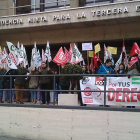 Los sindicatos presentes en el Comité de Empresa se concentraron ayer en Miranda.-ECB