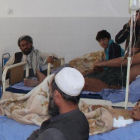 Heridos en el bombardeo, atendidos en un hospital de Kunduz.-REUTERS