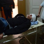 Uno de los heridos en los bombardeos de este miércoles en Donetsk llega al hospital.-Foto: AFP / JOHN MACDOUGALL