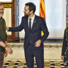 El presidente del Parlament, Roger Torrent, saluda a los diputados de la CUP Carles Riera y Maria Sirvent.-FERRAN SENDRA