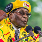 Mugabe, en un discurso ante sus seguidores, el 8 de noviembre.-AFP / JEKESAI NJIKIZANA