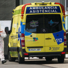 Un profesional sanitario junto a una ambulancia en el Hospital Universitario de Burgos (HUBU). TOMÁS ALONSO