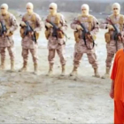 Imagen de uno de los vídeos lanzados por Estado Islámico para propagar el terror.-EL PERIÓDICO