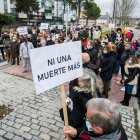 Concentración de vecinos de San Cristóbal en la calle Alcalde Martín Cobos para exigir soluciones ante los atropellos. TOMÁS ALONSO