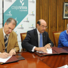 Benavente, Colino y Martínez, durante la firma del acuerdo celebrada ayer.-ISRAELL. MURILLO