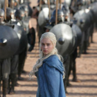 La actriz Emilia Clarke, en su papel de Daenerys Targaryen, ante su ejército de Inmaculados en 'Juego de tronos'.-Keith Bernstein / AP